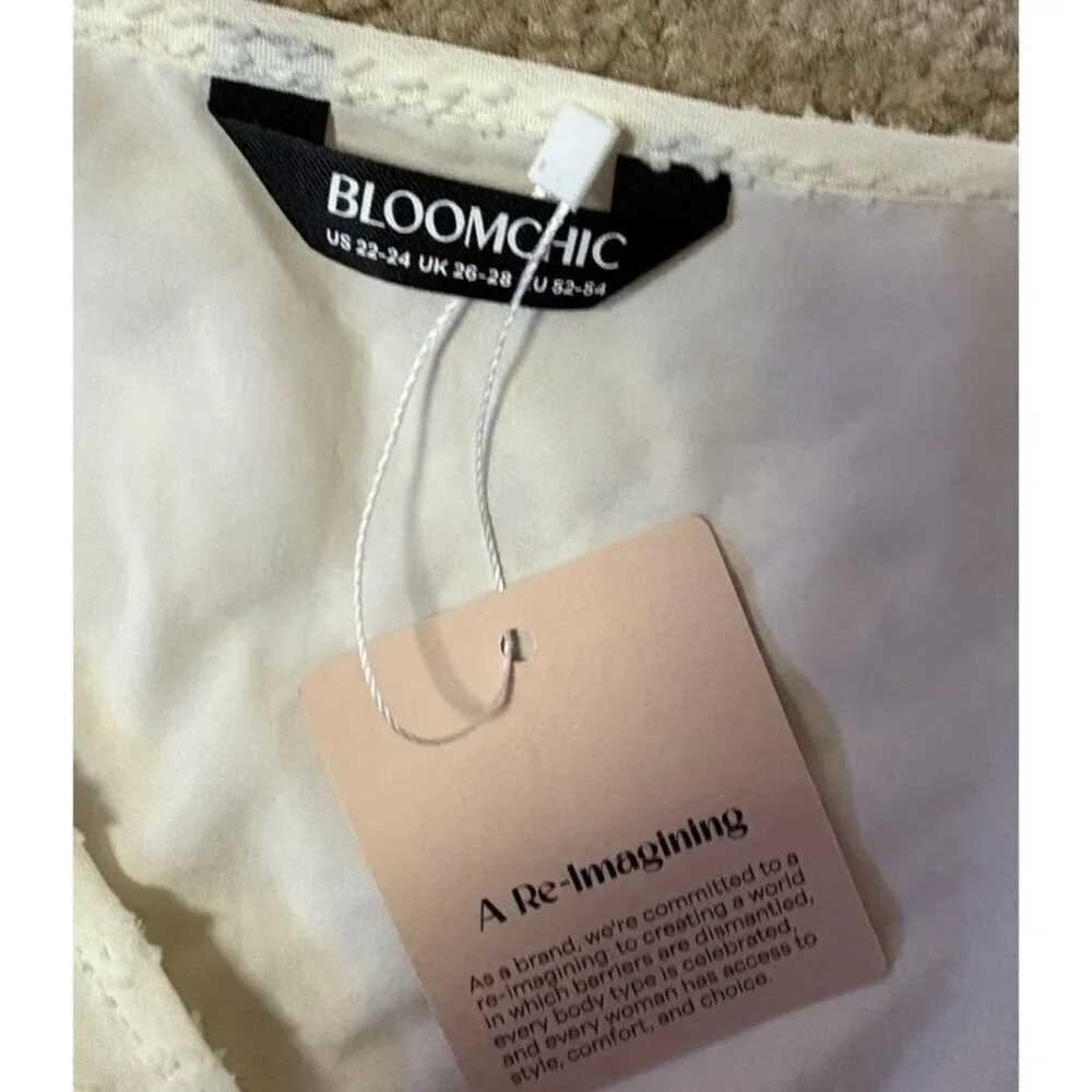 Bloom Chic Size 22-24 Ivory Geometric Dobby Short Sleeve Blouse - Picture 3 of 3